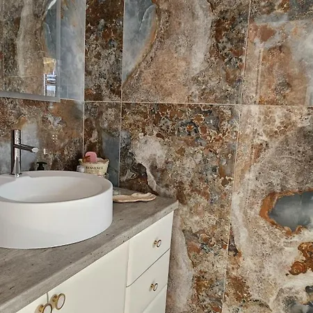 Nuci's Place 3, Cozy 1 Bedroom With Balcony Near Bllok * 地拉那