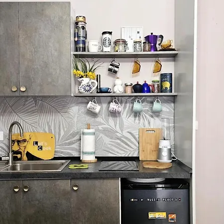 Nuçi's Place 3, Cozy 1 Bedroom With Balcony Near Bllok Appartement *