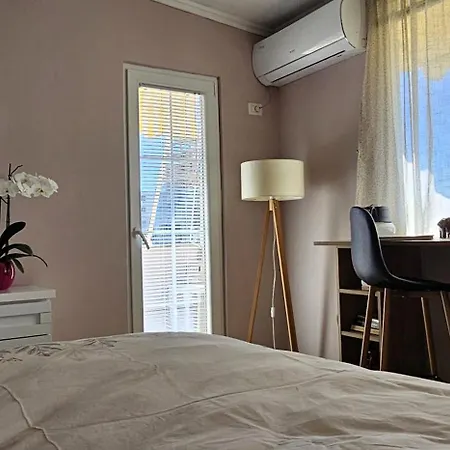 Nuçi's Place 3, Cozy 1 Bedroom With Balcony Near Bllok * Tirana