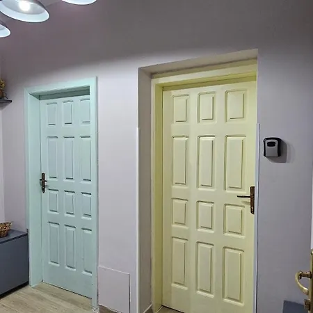 Nuçi's Place 3, Cozy 1 Bedroom With Balcony Near Bllok