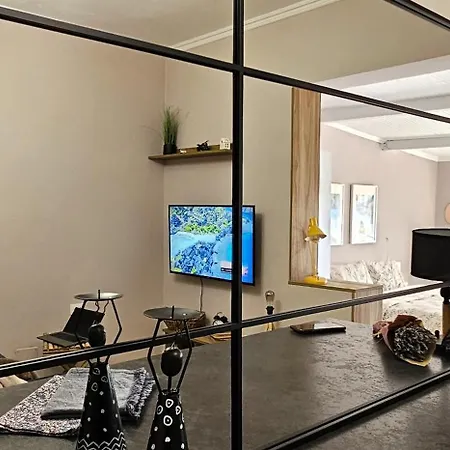 Nuci's Place 3, Cozy 1 Bedroom With Balcony Near Bllok 地拉那