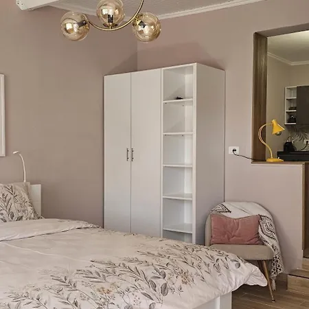 Nuci's Place 3, Cozy 1 Bedroom With Balcony Near Bllok * 地拉那