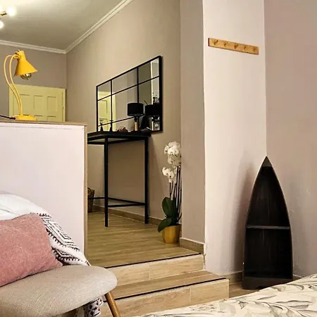 Nuçi's Place 3, Cozy 1 Bedroom With Balcony Near Bllok * Tirana