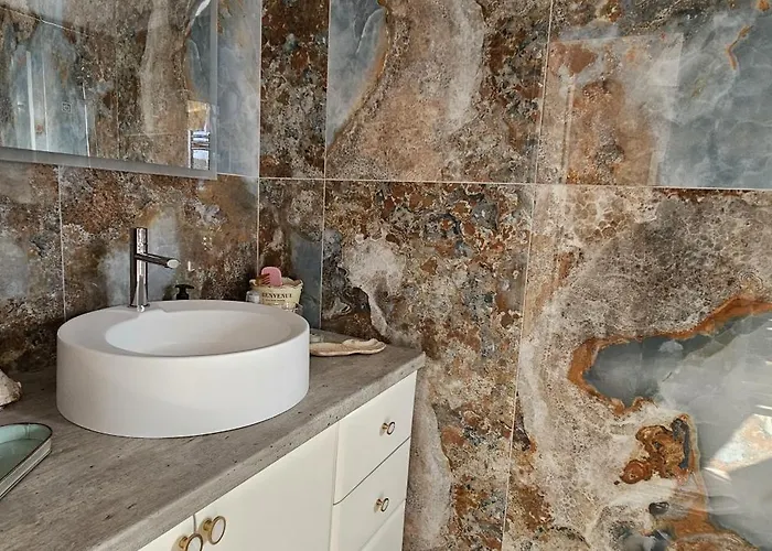 Nuci's Place 3, Cozy 1 Bedroom With Balcony Near Bllok * Tirana