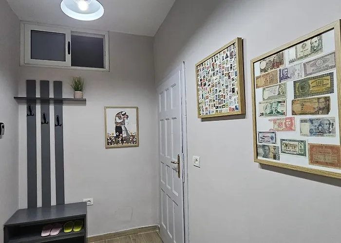 Nuci's Place 3, Cozy 1 Bedroom With Balcony Near Bllok Apartmán