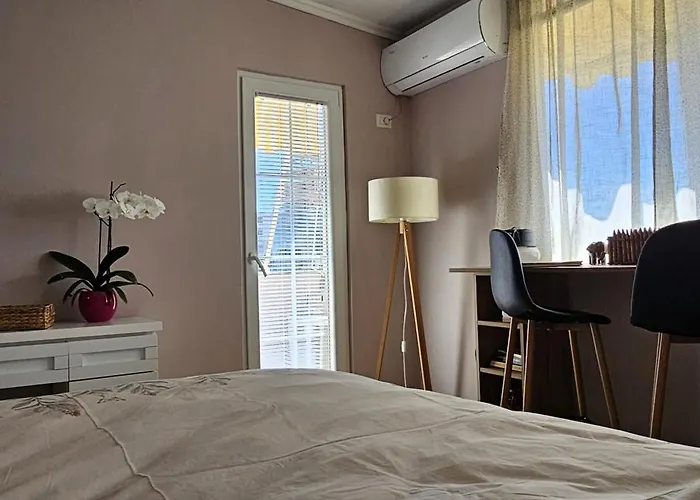 Nuci's Place 3, Cozy 1 Bedroom With Balcony Near Bllok * Tirana