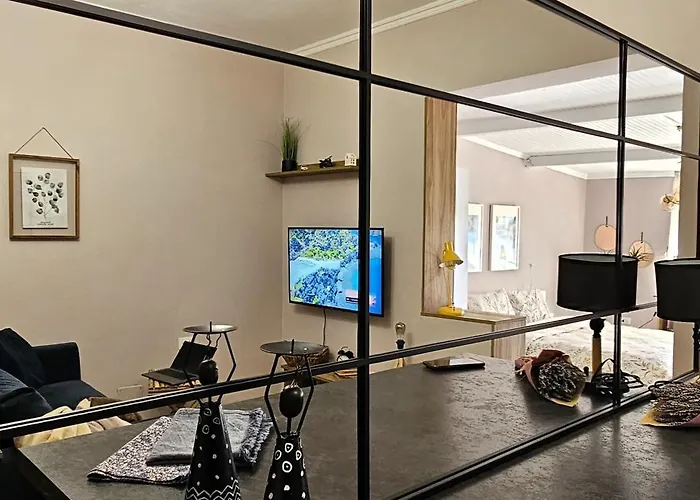 Nuci's Place 3, Cozy 1 Bedroom With Balcony Near Bllok Tirana