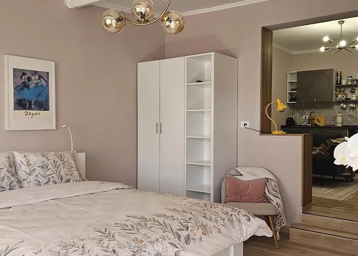 Nuci's Place 3, Cozy 1 Bedroom With Balcony Near Bllok * Tirana