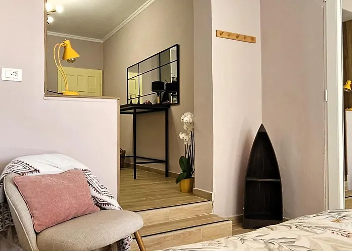 Nuci's Place 3, Cozy 1 Bedroom With Balcony Near Bllok * Tirana